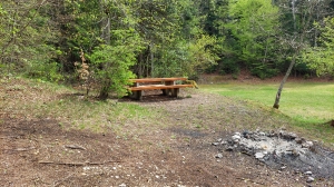 Une table et un foyer