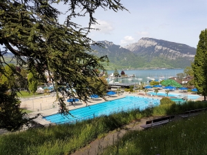 Vue sur la piscine de Spiez en montant à la gare