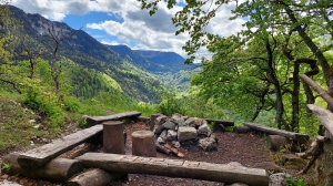 Place de pique-nique vers le château et vue sur le Creux-du-Van