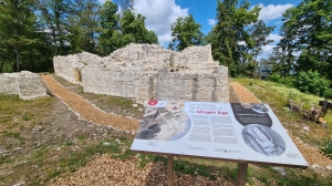 Ruines et panneau explicatif