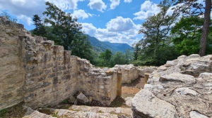 Vue de l'intérieur des ruines en direction du Creux-du-Van