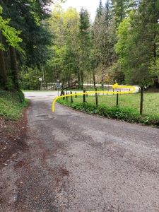 Depuis le parking, traverser la route principale pour démarrer le sentier.