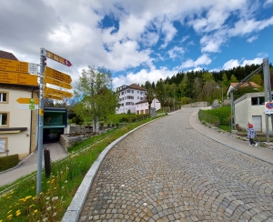 Remontée depuis la gare vers la route principale.