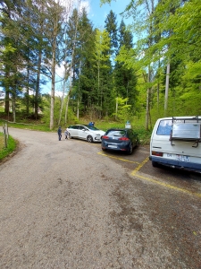 Parking = 3 places gratuites réservées aux visiteurs de la Tour