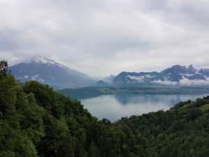 Vue du pont, à gauche le Niesen à droite le Stockhorn