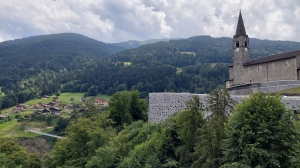 En bas à gauche, le pont et à droite l'église de Troistorrents