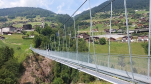 Le magnifique pont suspendu, entre Troistorrents et Chenarlier