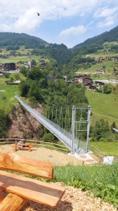 Un des bancs surplombants le pont