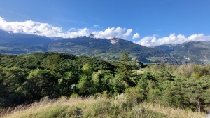 La vue, depuis la petite butte à côté du parking