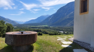 A côté de la chapelle