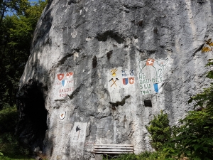 Falaise peinte et sculptée