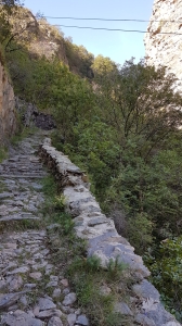 Chemin de montée empierré