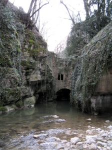 Le vieux moulin, depuis le fond du Gor de Vauseyon