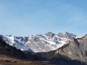 Depuis l'arrêt de bus de Saillon, nous admirons le Grand Muveran