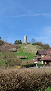 Au départ de Montagn-les-Monts, vue sur le donjon