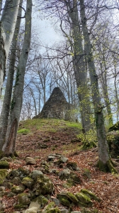 En haut de la colline, le donjon