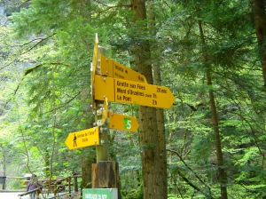 Panneau indicateur, tout près de l'entrée des grottes