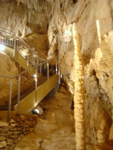 Un escalier à l'intérieur des grottes