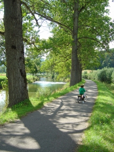 Chemin ombragé et facilement praticable à vélo pour les plus jeunes