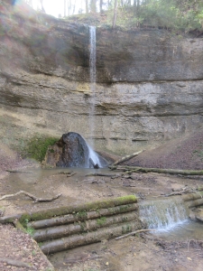 La falaise et la cascade