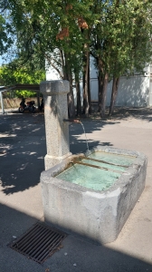 Fontaine n°4, La cour d'école