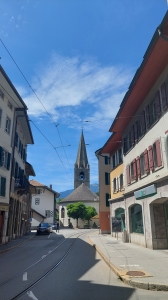 Une rue pleine de charme et le temple protestant