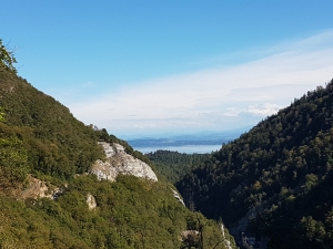 Le lac au loin et au sommet du rocher la petite cabane