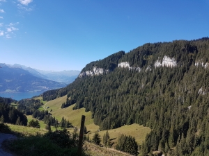 Le sentier passe au-dessus de cette barre de rochers