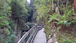 La passerelle en bois pour accéder aux gorges mystérieuses