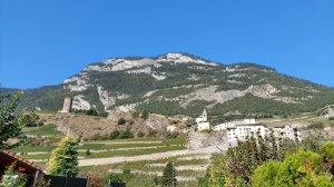 Vue sur le bourg de Saillon et le donjon Bayart