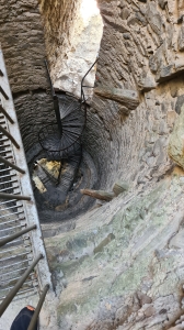 Vue des escaliers dans le donjon Bayart