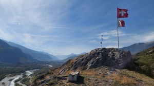 La butte à côté de l'église de Varonne