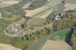 La Fondation St-Barthélemy vue du ciel. La Ferme est à gauche.