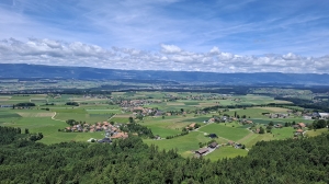 Vue sur le Jura et la campagne environnante