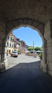 En entrant dans le vieux bourg