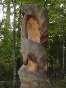 Un Apatosaure sculpté dans un tronc d'arbre