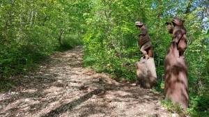 Chemin très agréable à parcourir. A droite, un Australopithèque et un Homo Erectus 