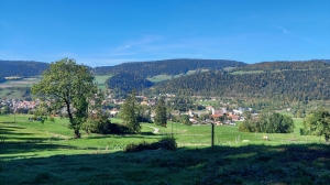 Vue dégagée sur le village de Couvet, en fin de balade