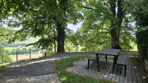 Place de pique-nique au pied du château