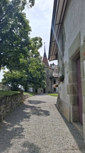 Au pied du donjon