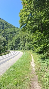 Le chemin pédestre longe la route, en plein soleil