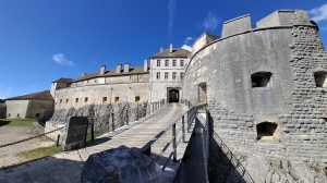 Arrivée au château, après avoir franchi les premiers murs d'enceinte
