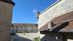 Arrivée dans la cour principale