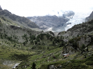 Vallée de Tourtemagne, sous le barrage, tout en haut la cabane se découpe sur le ciel