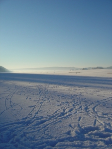 Le lac gelé à perte de vue