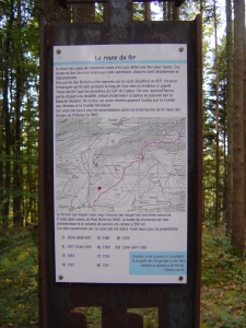 Un panneau didactique le long du sentier