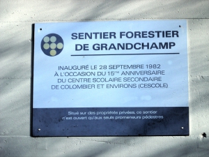 Panneau annonçant le Sentier forestier de Grandchamp