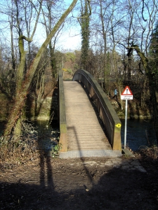 Pont enjambant l'Areuse, peu avant son embouchure