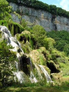 La Cascade du Dard et les falaises du Cirque