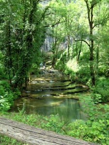 La rivière qui descend des Grottes